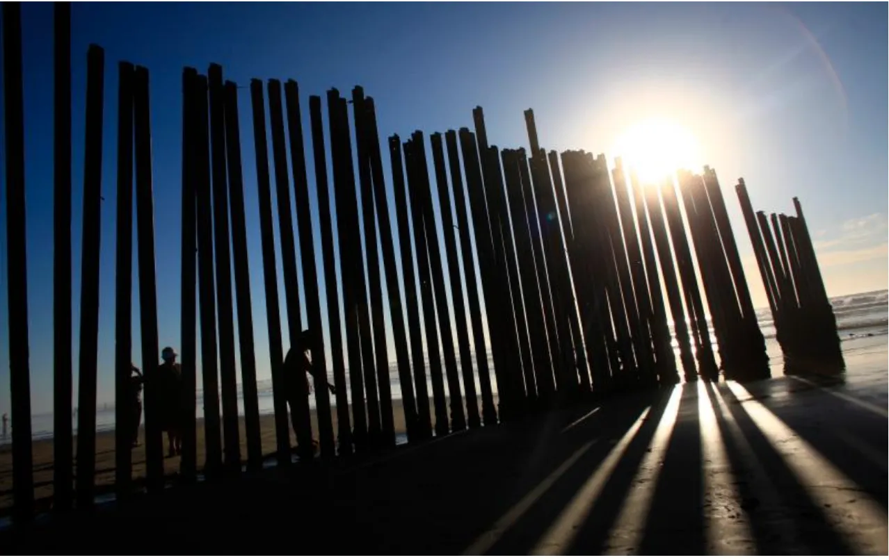Image of security guards at the US - Mexico border. 