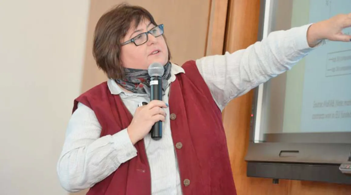 Woman pointing her finger at a powerpoint presentation 